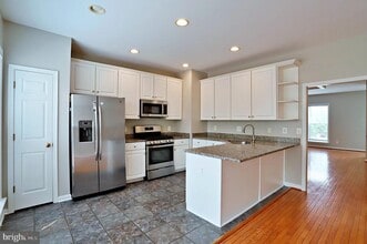 8239 Singleleaf Ln in Lorton, VA - Building Photo - Building Photo