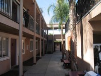 2067 E Shaw Ave in Fresno, CA - Building Photo - Building Photo