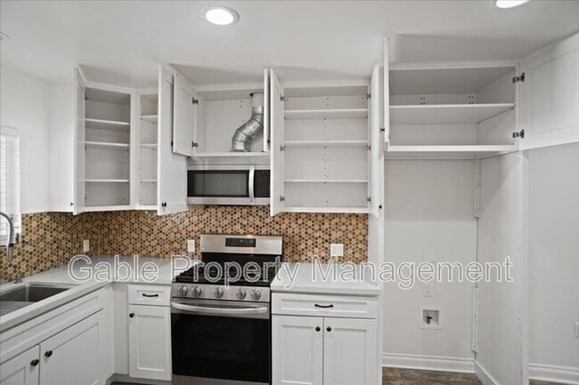 24403 Newhall Ave in Santa Clarita, CA - Foto de edificio - Building Photo
