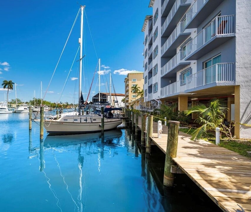 2415 NW 16th Street Rd, Unit 303-01 in Miami, FL - Building Photo