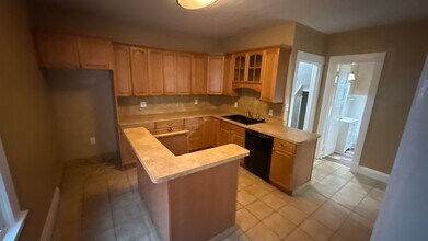 976 Nathaniel Rd in Cleveland, OH - Foto de edificio - Building Photo