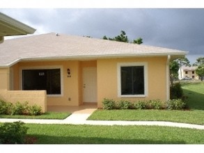 Lakeside Villas in West Palm Beach, FL - Building Photo - Building Photo