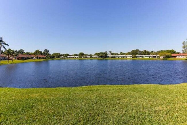 39 Mayfair Ln in Boynton Beach, FL - Foto de edificio - Building Photo
