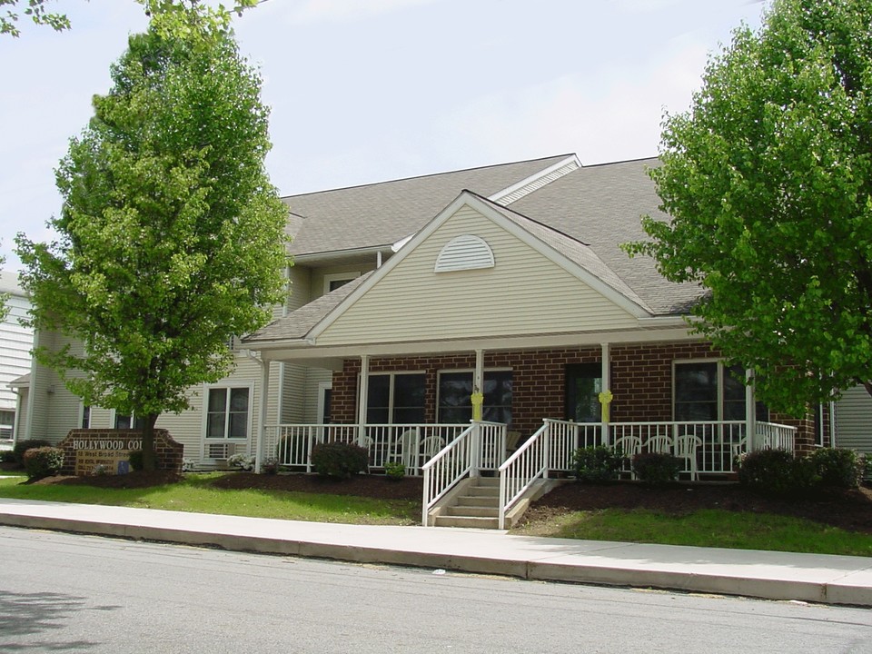 Hollywood Court in Elizabethville, PA - Building Photo