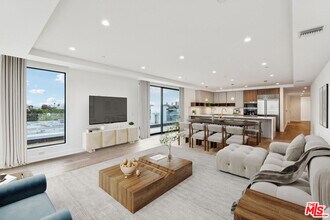 725 Croft Ave in Los Angeles, CA - Foto de edificio - Building Photo