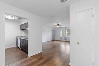 615 Colonial Dr-Unit -Unit 16 in Fort Walton Beach, FL - Building Photo - Building Photo