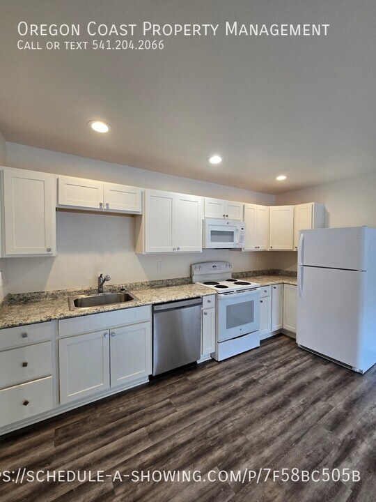 170 SW Strawberry Ln in Waldport, OR - Building Photo
