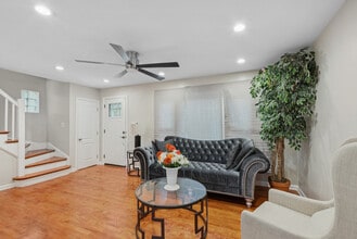 9127 S Essex Ave in Chicago, IL - Building Photo - Building Photo