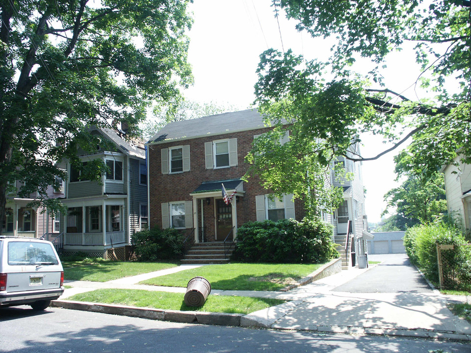 25 Saint Lukes Pl in Montclair, NJ - Building Photo