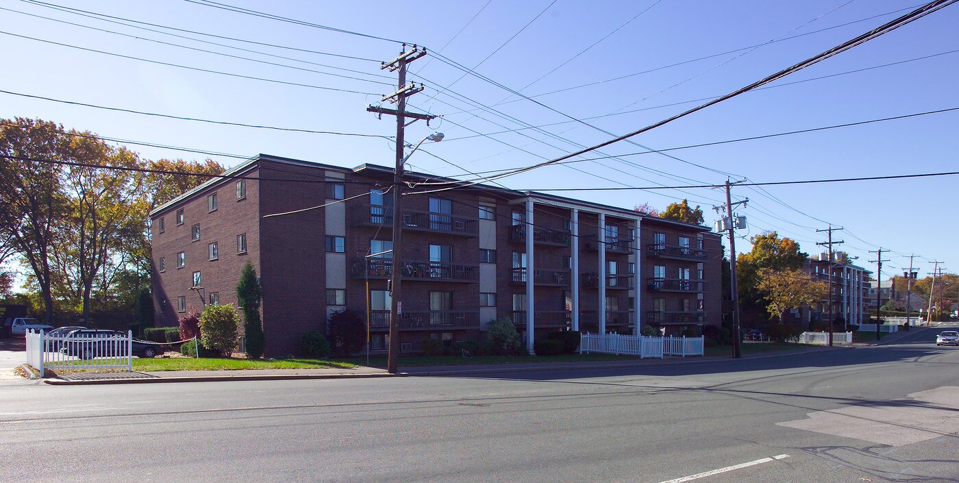 Wollaston Landing in Quincy, MA - Building Photo