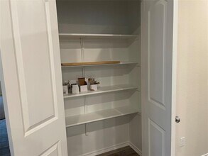 105 Onna St in Taylor, TX - Building Photo - Building Photo