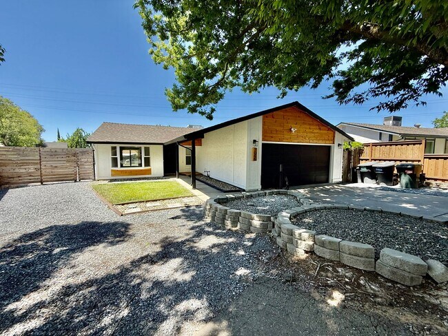 7045 St Luz Ct in Sacramento, CA - Foto de edificio - Building Photo