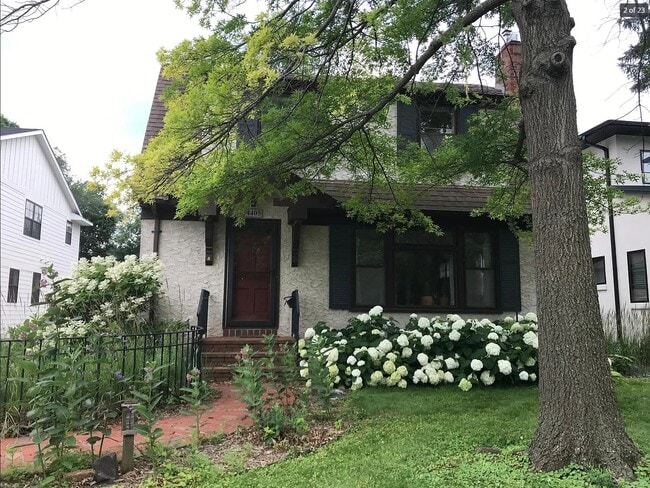 4405 Morningside Rd in Edina, MN - Foto de edificio - Building Photo