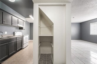 833 N Bruce St in Las Vegas, NV - Foto de edificio - Building Photo