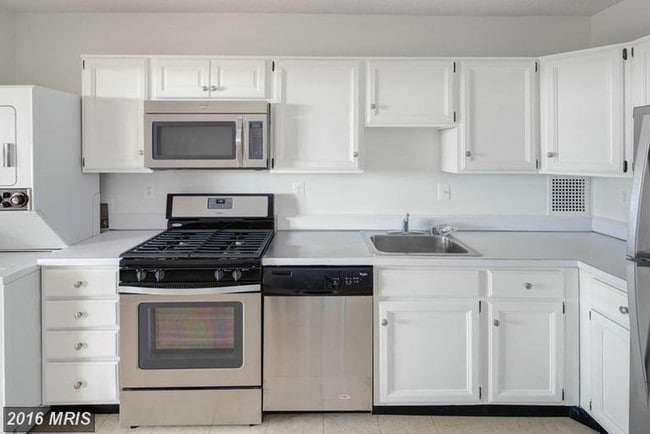 3705 S George Mason Dr, Unit 1412S in Falls Church, VA - Foto de edificio - Building Photo