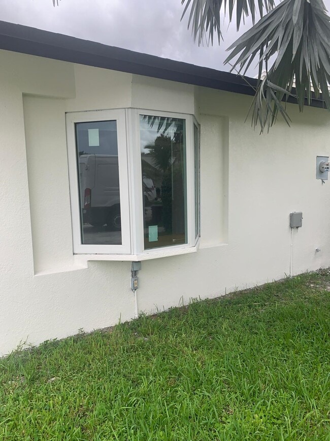19261 SW 118th Ct in Miami, FL - Foto de edificio - Building Photo