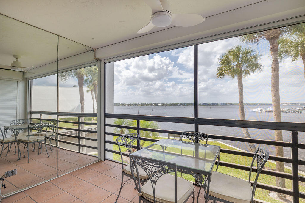 1950 SW Palm City Rd in Stuart, FL - Foto de edificio
