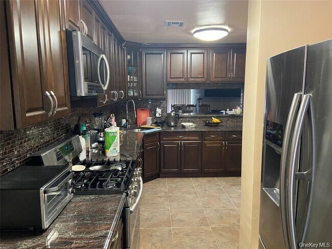 52 Oakwood Ct in Baldwin, NY - Building Photo - Building Photo