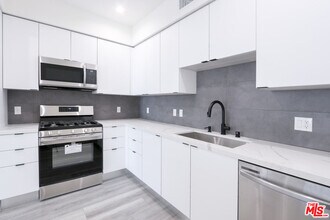 11800 Courtleigh Dr in Los Angeles, CA - Building Photo - Building Photo