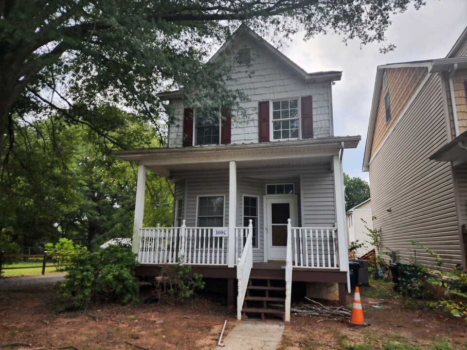 300 S Main St in Huntersville, NC - Building Photo