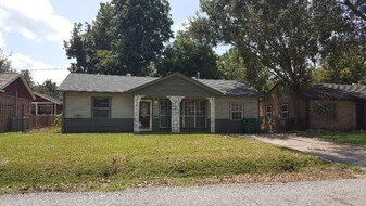 3221 McCrarey Dr in Houston, TX - Building Photo