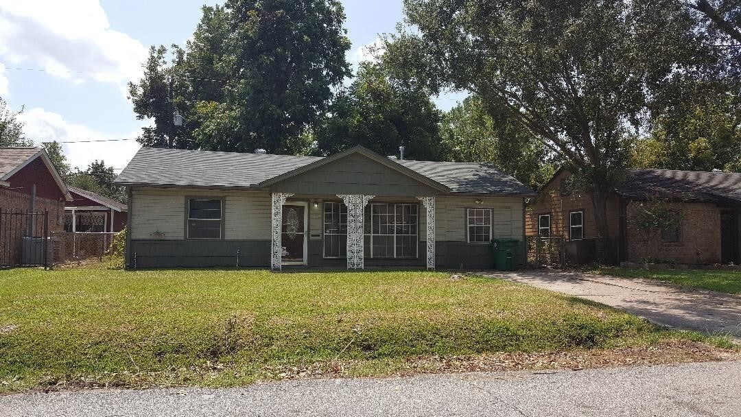 3221 McCrarey Dr in Houston, TX - Building Photo