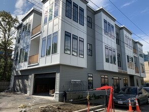 163 Everett St, Unit 201 in Boston, MA - Building Photo - Building Photo