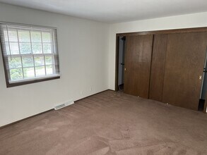 1331 Martha Washington Dr, Unit Lower Unit in Wauwatosa, WI - Foto de edificio - Building Photo