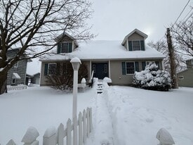 318 N Broad St in Grove City, PA - Building Photo