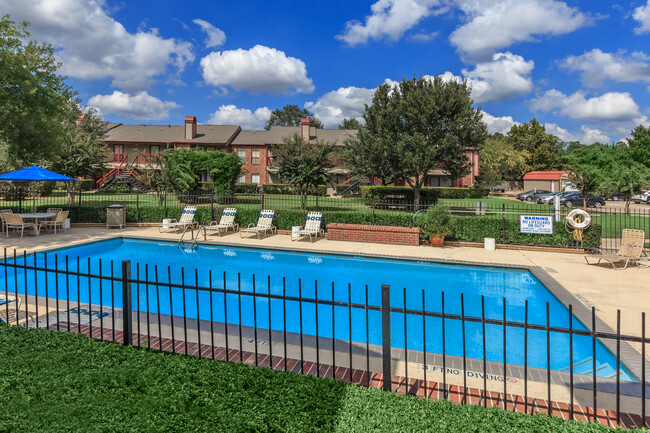 Sleepy Hollow Apartments in Cleveland, TX - Foto de edificio - Building Photo