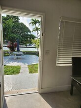 467 Golden Isles Dr in Hallandale Beach, FL - Building Photo - Building Photo