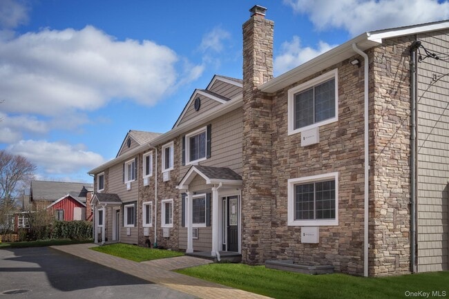 105 Overton Ave in Sayville, NY - Building Photo - Building Photo