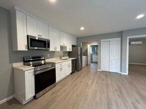 64 Wooster St, Unit #7 in Bethel, CT - Foto de edificio - Building Photo