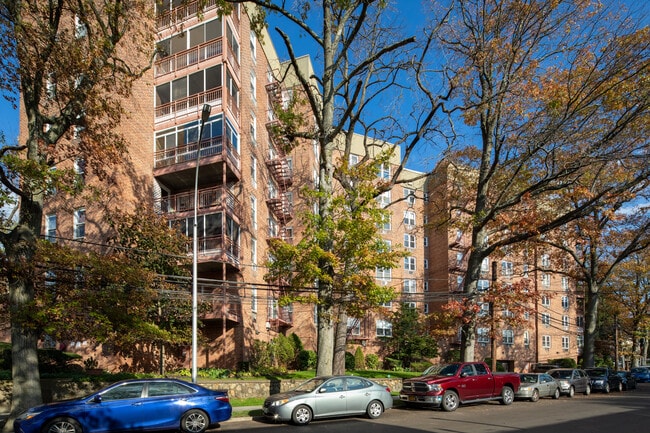 Wellesley Gardens in Little Neck, NY - Building Photo - Building Photo