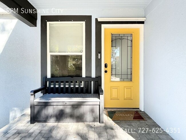 908 E Cayuga St in Tampa, FL - Foto de edificio - Building Photo