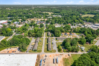 Oakwood Apartments in Opelika, AL - Building Photo - Building Photo