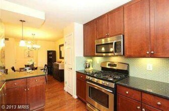 4177 S Four Mile Run Dr, Unit 103 in Arlington, VA - Foto de edificio - Building Photo