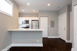 4619 N Hamlin Ave-Unit -1F in Chicago, IL - Building Photo - Building Photo