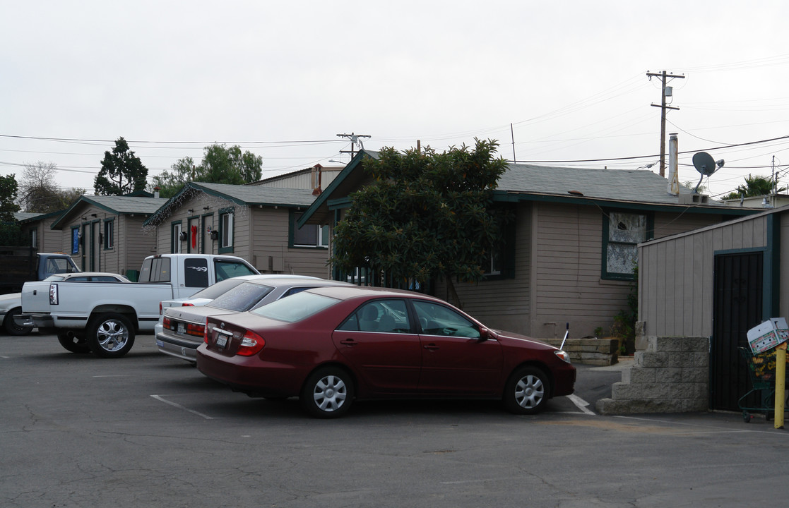 Rocky Peak Apartments in Fallbrook, CA - Foto de edificio