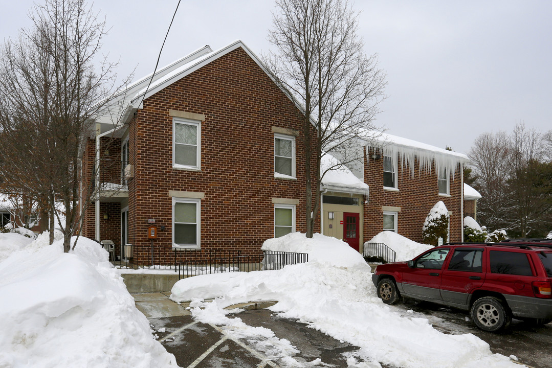 Canton Village in Canton, MA - Foto de edificio