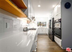 5848 Canterbury Dr in Culver City, CA - Building Photo - Building Photo