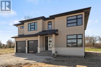 2556 Mayfair South Ave in Lasalle, ON - Building Photo - Building Photo