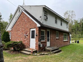 3241 Shunpike Rd in Mount Holly, VT - Foto de edificio - Building Photo