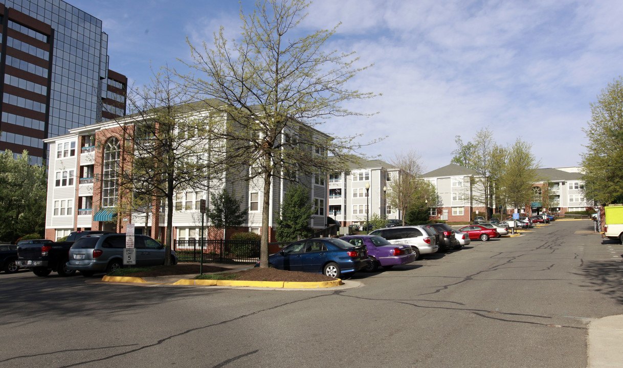 Ragan Oaks Apartments in Fairfax, VA - Building Photo