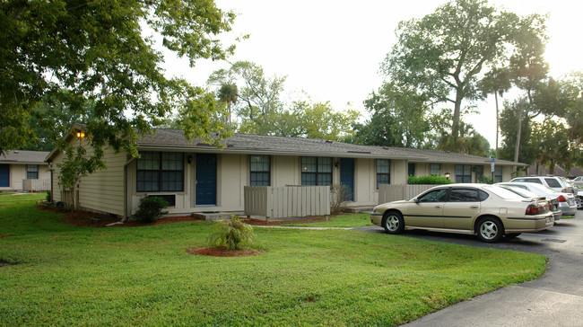 Nova Wood Apartments in Daytona Beach, FL - Foto de edificio - Building Photo