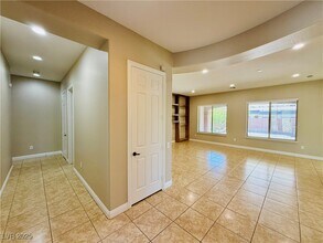7404 Eggshell Dr in North Las Vegas, NV - Foto de edificio - Building Photo