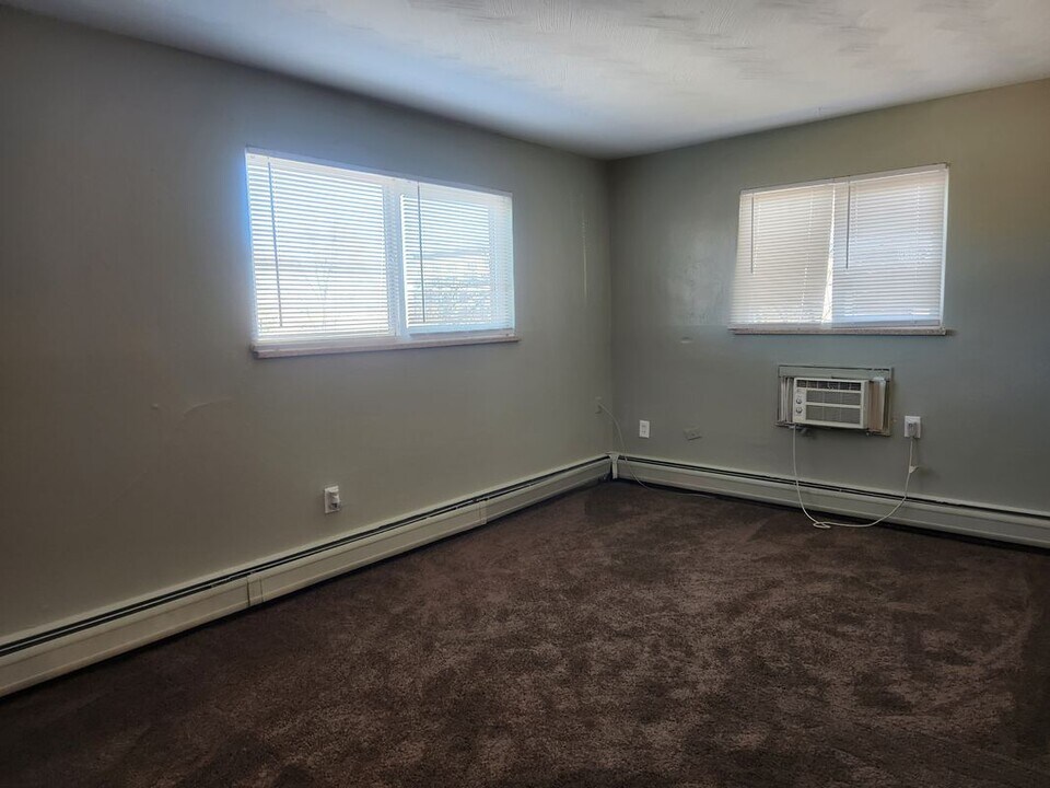 1951 Clinton St in Aurora, CO - Building Photo