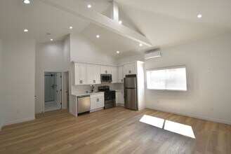 4751 Kraft Ave, Unit 4749 in Los Angeles, CA - Foto de edificio - Building Photo