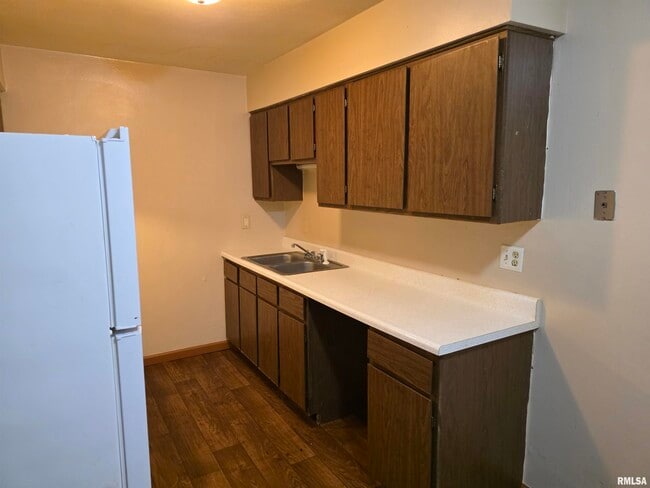 1300 W Jeth Ct in Peoria, IL - Building Photo - Building Photo