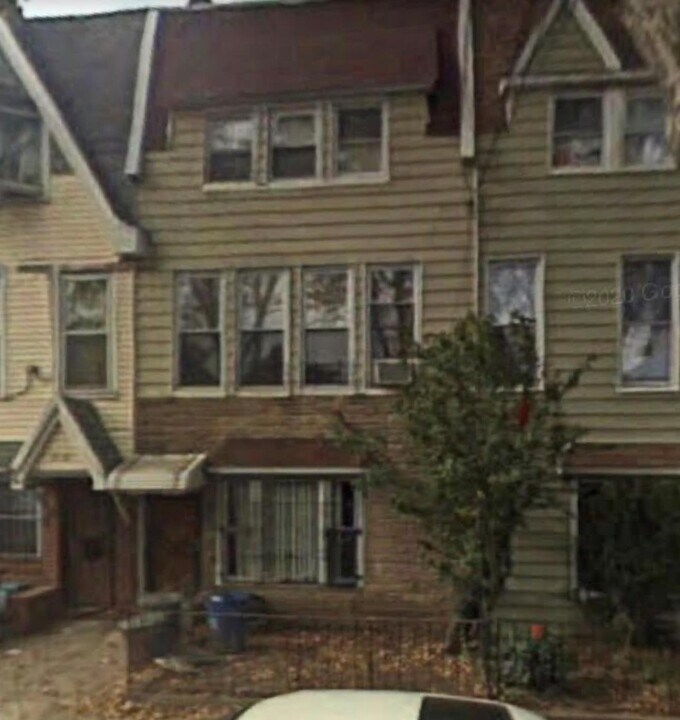 37-28 68th St in Queens, NY - Building Photo